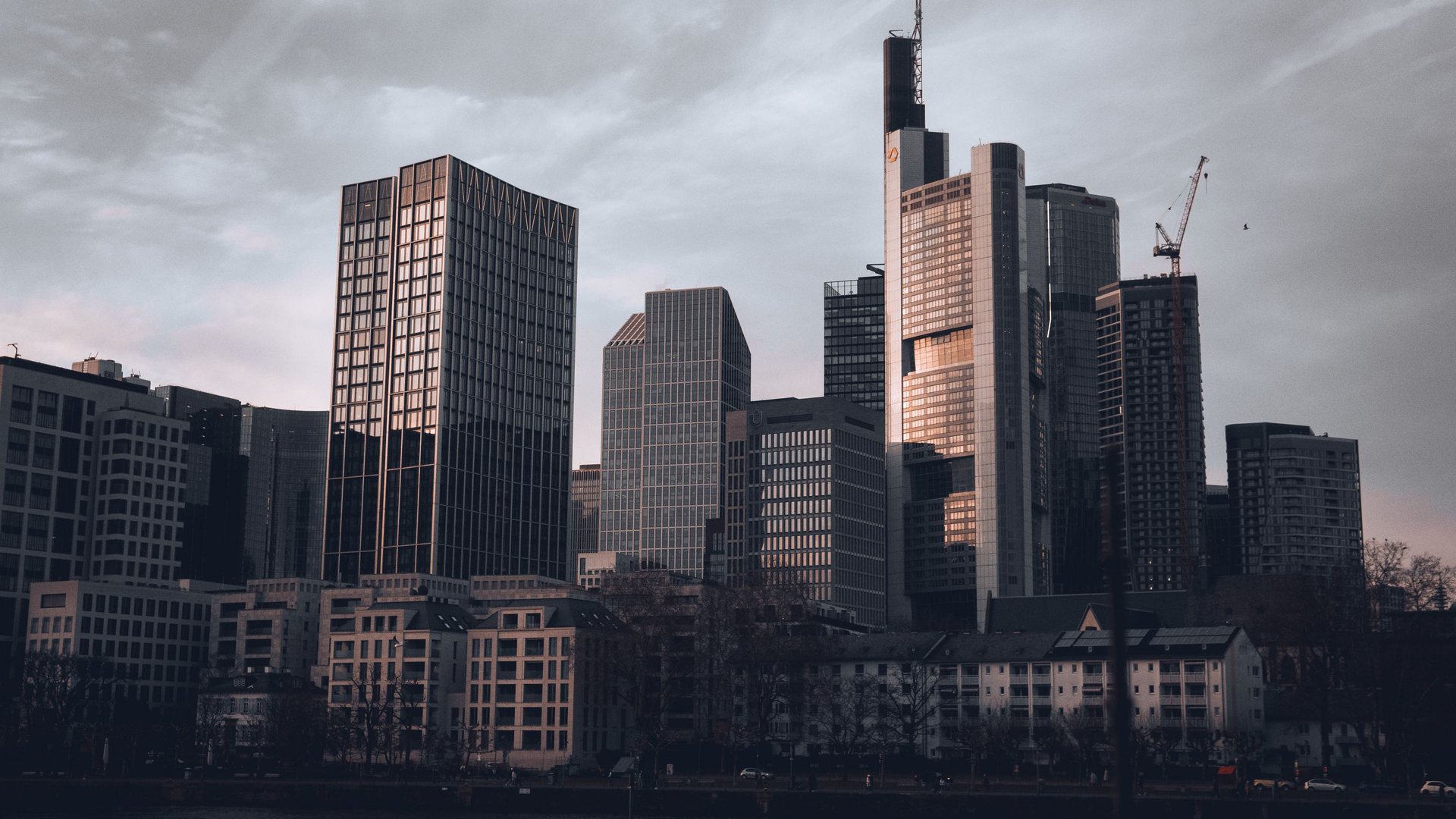 Frankfurter Bankenviertel in der Dämmerung über dem Main, Deutschland