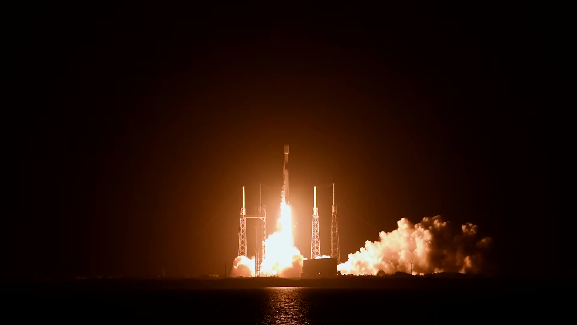 Nachtstart einer Falcon-9-Rakete